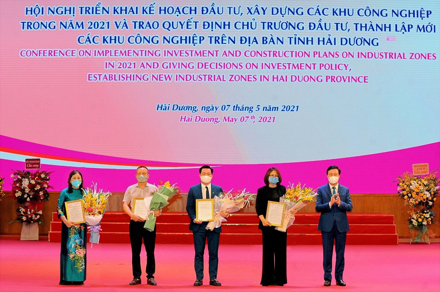 Bí thư Tỉnh ủy Hải Dương Phạm Xuân Thăng trao quyết định chủ trương đầu tư Khu công nghiệp Gia Lộc cho bà Phạm Hồng Thúy - Tổng Giám đốc TNI Holdings Vietnam