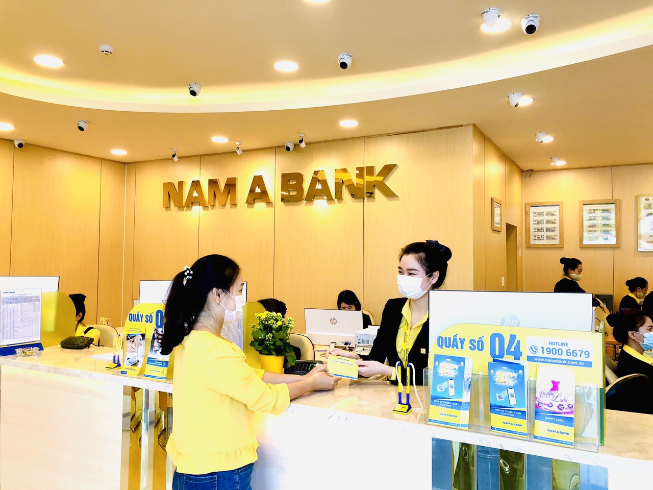 Khách hàng giao dịch tại Nam A Bank Thừa Thiên Huế.
