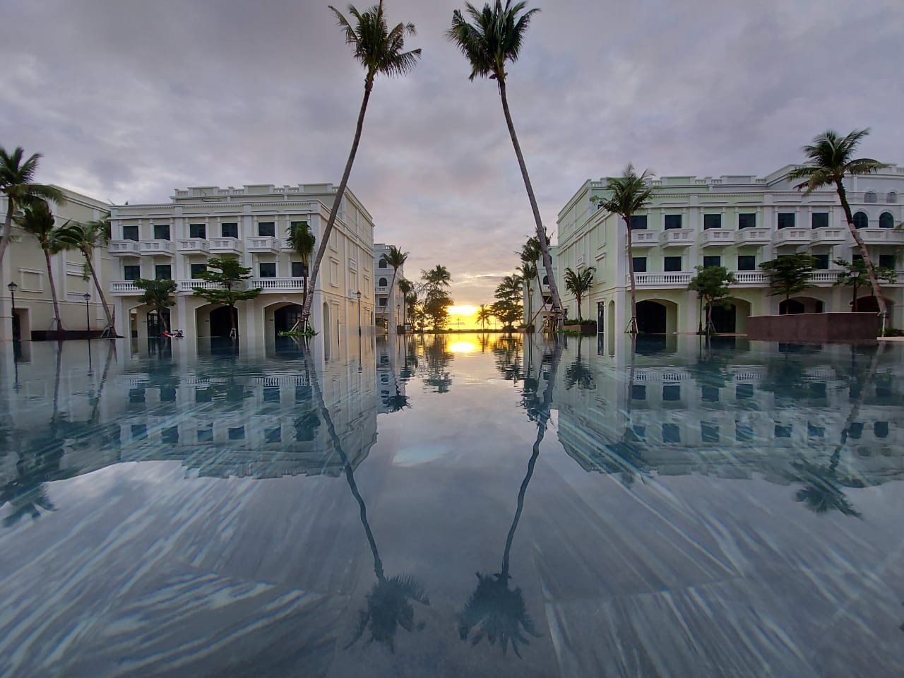 Chiều xuống từ trên tầng 2 bể bơi ngắm hoàng hôn “huyền thoại” của Phú Quốc…