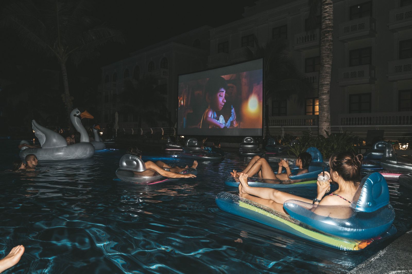 …đến tối nằm dài hưởng gió biển và thưởng thức một bộ phim bom tấn. Đây là “rạp chiếu phim nổi trên bể bơi” theo đúng nghĩa đen đầu tiên ở Phú Quốc với máy chiếu và hệ thống âm thanh hiện đại, màn chiếu 300 inch đã mắt.