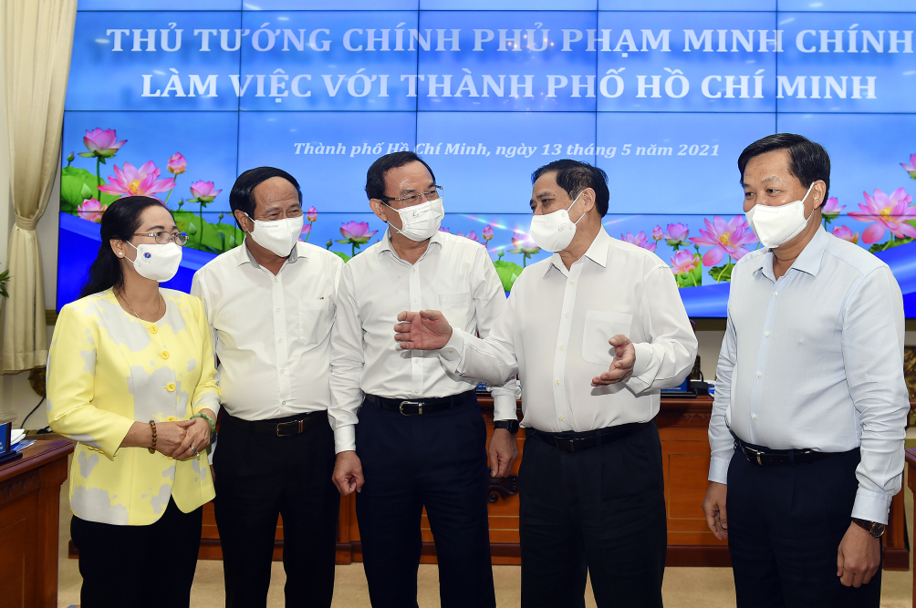 Thủ tướng Phạm Minh Chính (thứ hai, bên phải), các Phó Thủ tướng Lê Minh Khái (thứ nhất bên phải), Lê Văn Thành (thứ hai bên trái) trao đổi với lãnh đạo TPCHM. 