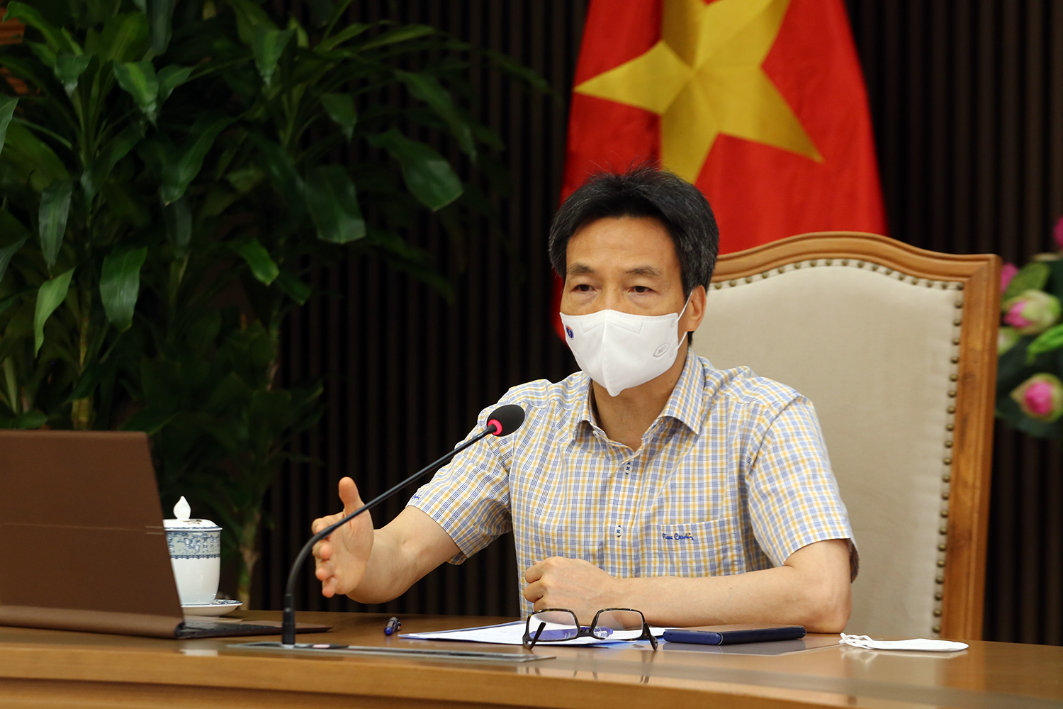 Phó Thủ tướng Vũ Đức Đam yêu cầu Bộ Y tế, tỉnh Bắc Giang áp dụng các biện pháp tin học hóa, xét nghiệm mẫu gộp để theo kịp tốc độ truy vết, lấy mẫu.