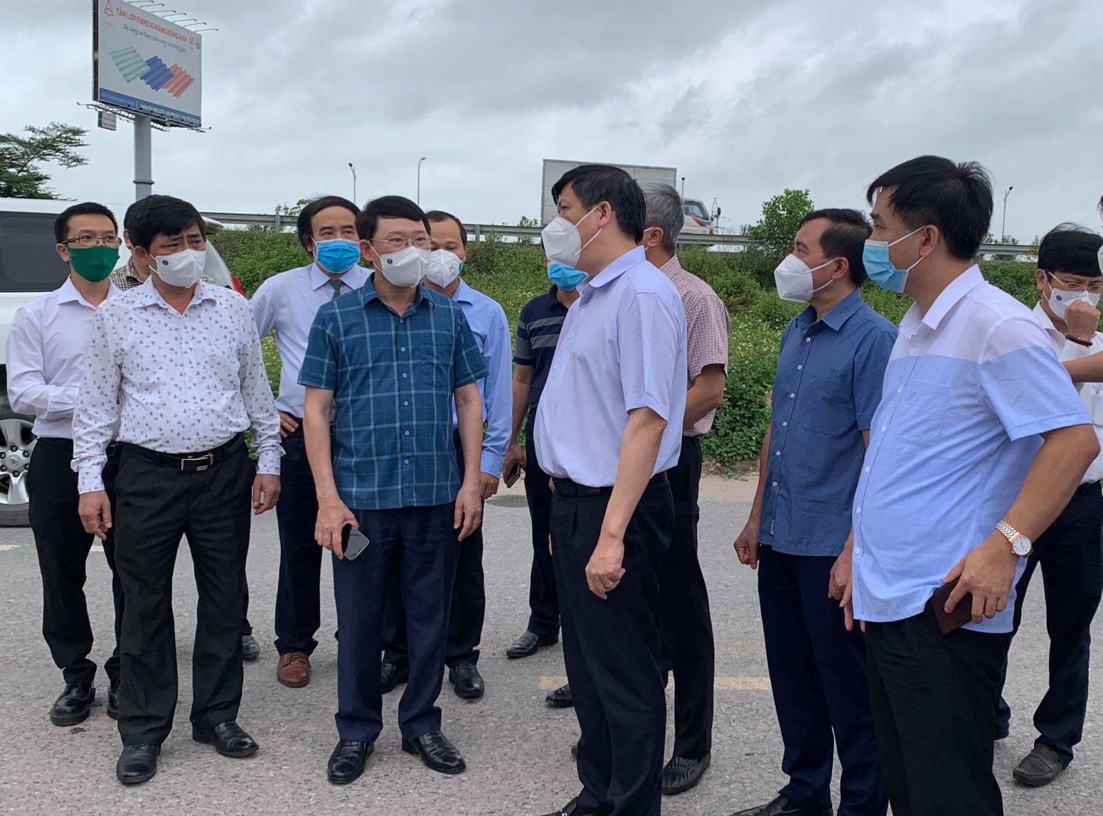 Bộ trưởng Nguyễn Thanh Long và đoàn công tác khảo sát thực tế công tác phòng chống dịch tại KCB Quang Châu.