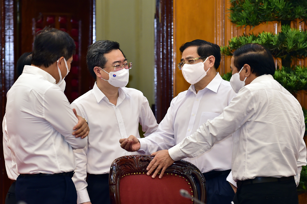 Thủ tướng Phạm Minh Chính trao đổi với Phó Thủ tướng Lê Văn Thành, Bộ trưởng Bộ Xây dựng Nguyễn Thanh Nghị và các đại biểu dự cuộc làm việc.