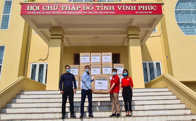 Đại diện BIM Land, thành viên Tập đoàn BIM Group, trao 1 triệu chiếc khẩu trang cho Hội Chữ thập đỏ tỉnh Vĩnh Phúc