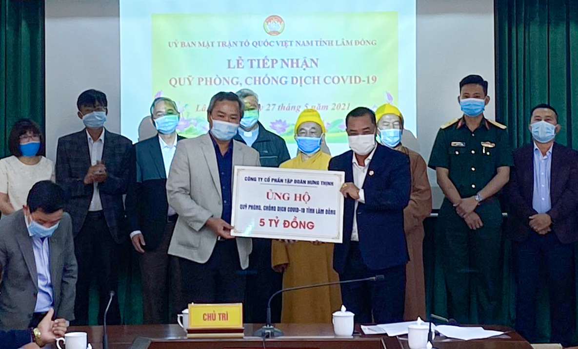 Ông Lê Hồng Việt - Phó Chủ tịch kiêm Phó Tổng Giám đốc Tập đoàn Hưng Thịnh trao tặng 5 tỷ đồng cho Quỹ phòng, chống Covid-19 tỉnh Lâm Đồng