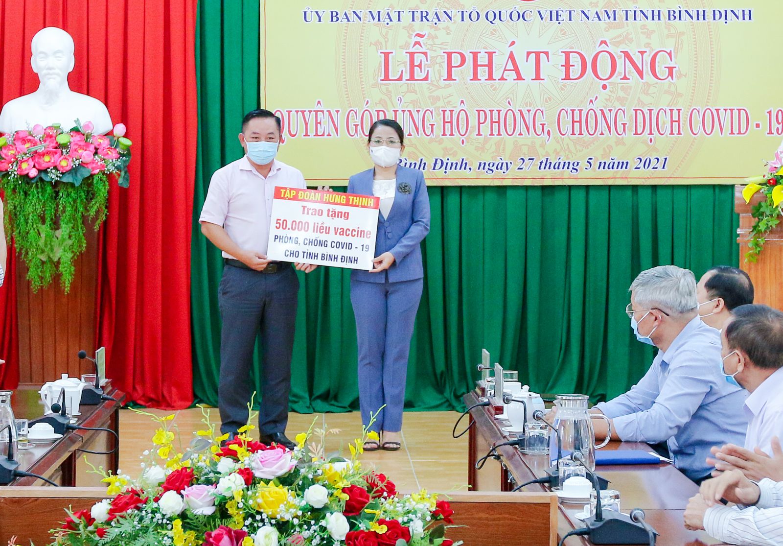 Ông Nguyễn Hữu Sang đại diện Tập đoàn Hưng Thịnh trao tặng 50.000 liều vắc-xin phòng, chống Covid-19 cho tỉnh Bình Định