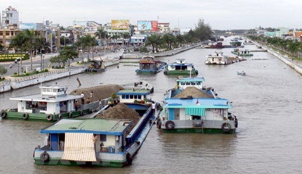 Vận tải đường thủy phát triển mạnh ở Đồng bằng sông Cửu Long trong khi vẫn chưa có tuyến đường bộ cao tốc nào kết nối với các trung tâm đô thị lớn