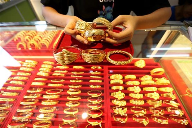 Trang sức vàng được bày bán tại một tiệm kim hoàn ở Yangon, Myanmar