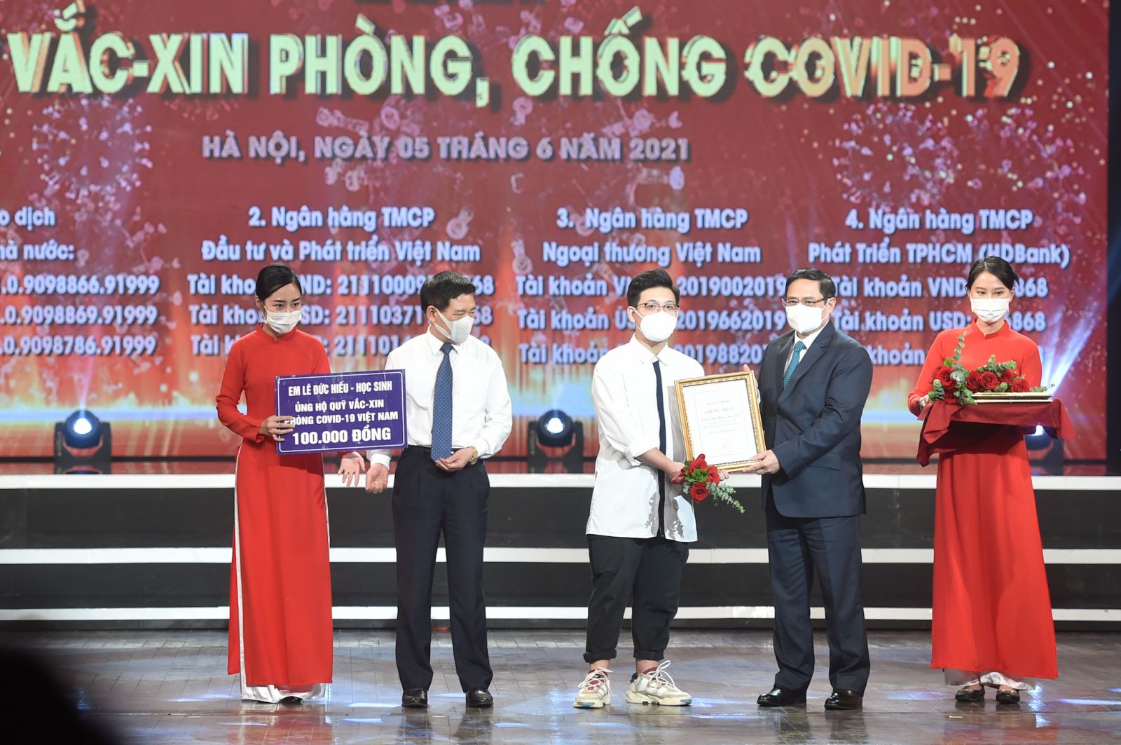 Thủ tướng Chính phủ Phạm Minh Chính trao chứng nhận, hoa cảm ơn em Lê Đức Hiếu, học sinh Trường Phạm Hồng Thái, Ba Đình, Hà Nội, 15 tuổi
