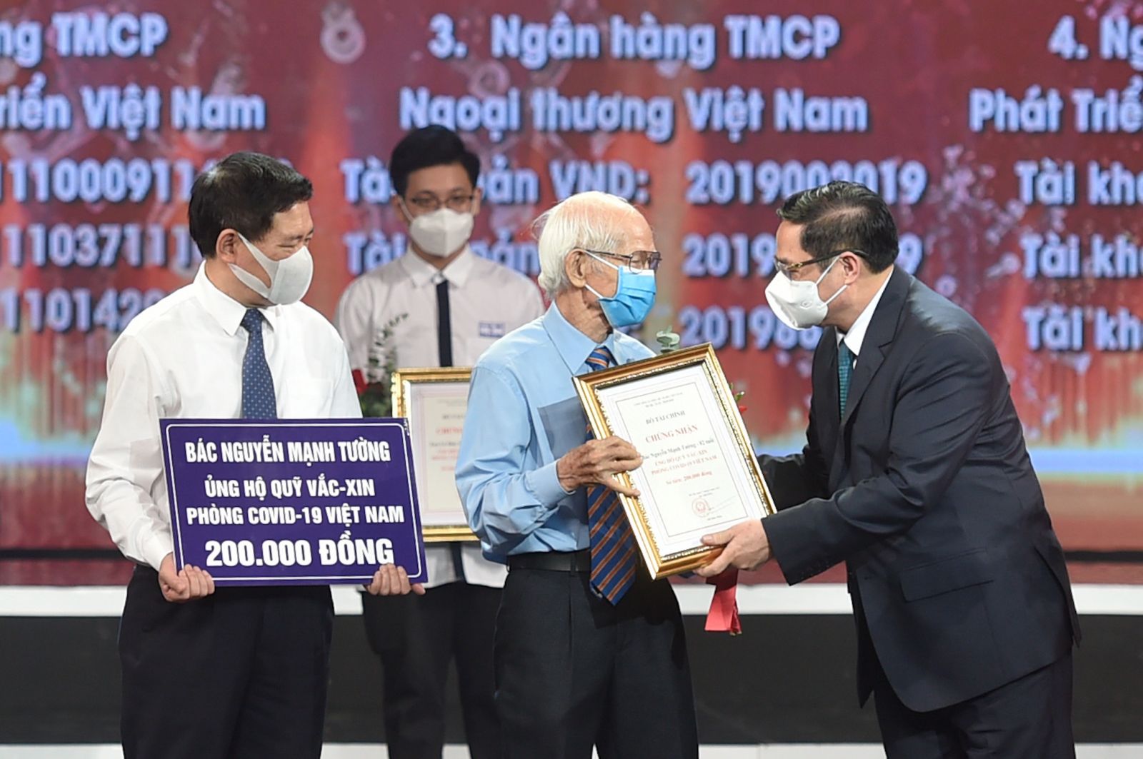 Thủ tướng Chính phủ Phạm Minh Chính trao chứng nhận, hoa cảm ơn bác Nguyễn Mạnh Tường, 82 tuổi, cán bộ hưu trí ngành đường sắt