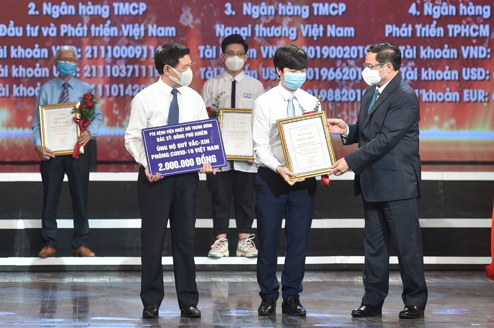 Thủ tướng Chính phủ Phạm Minh Chính trao chứng nhận, hoa cảm ơn Bác sĩ Đồng Phú Khiêm, Phó trưởng khoa điều trị tích cực - Bệnh viện Bệnh Nhiệt đới Trung ương