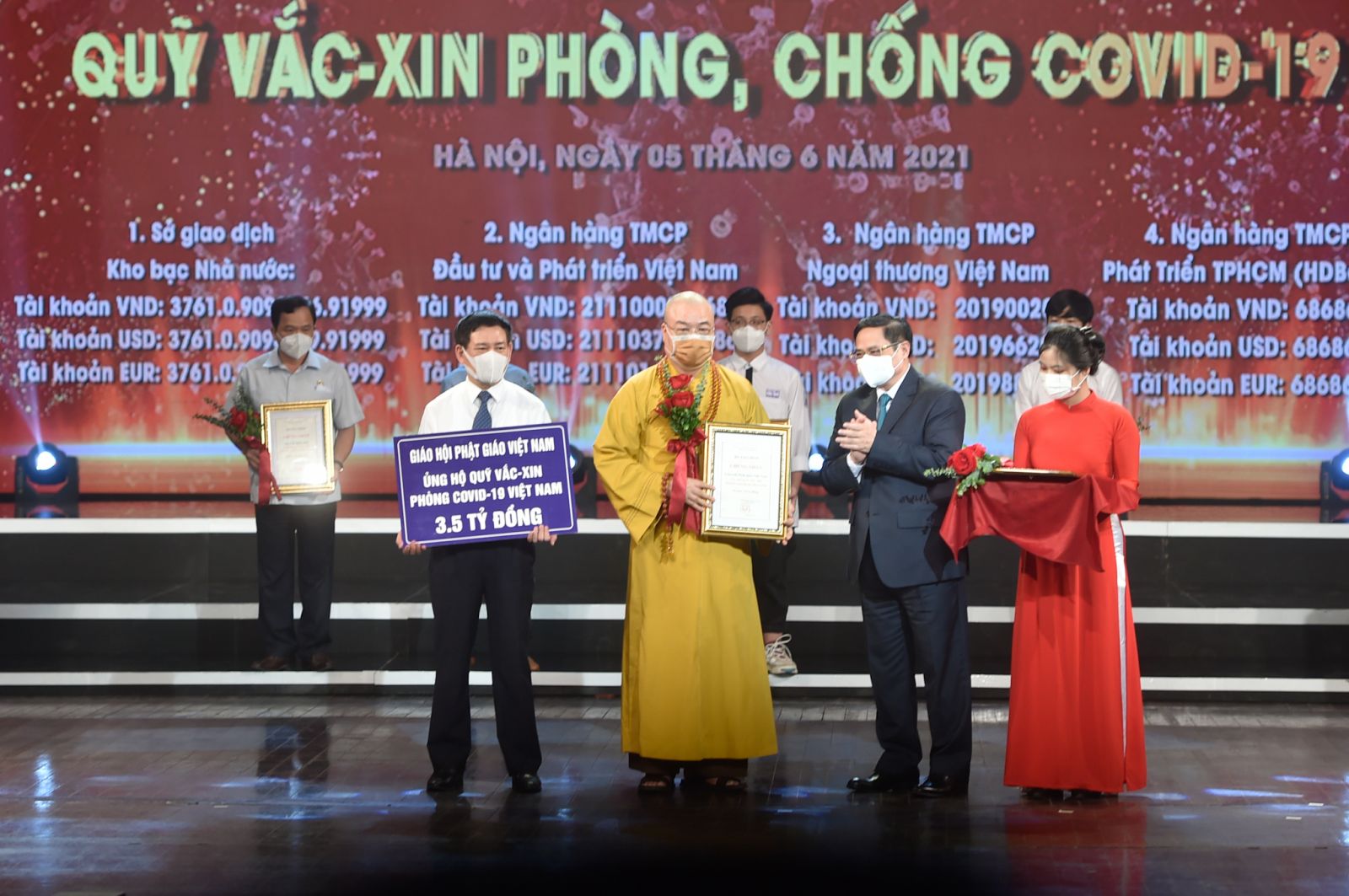 Thủ tướng Chính phủ Phạm Minh Chính trao chứng nhận, hoa cảm ơn Hòa Thượng Thích Thanh Nhiễu, Phó Chủ tịch Thường trực Hội đồng Trị sự Trung ương Giáo hội Phật Giáo Việt Nam