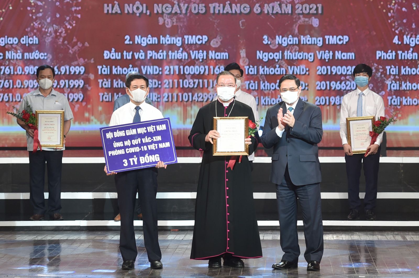 Thủ tướng Chính phủ Phạm Minh Chính trao chứng nhận, hoa cảm ơn Tổng Giám mục Vũ Văn Thiên, Phó Tổng Thư ký Hội đồng Giám mục Việt Nam