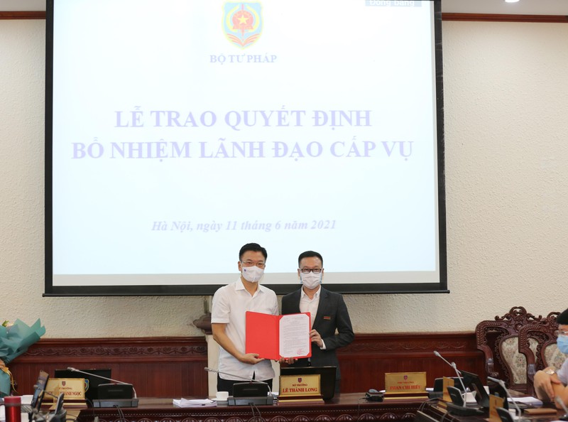 Bộ trưởng Lê Thành Long trao Quyết định cho đồng chí Trần Ngọc Hà