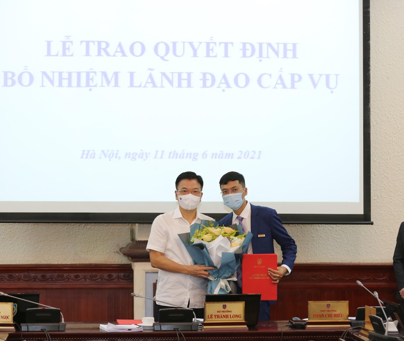 Bộ trưởng Lê Thành Long trao quyết định cho đồng chí Hà Ánh Bình