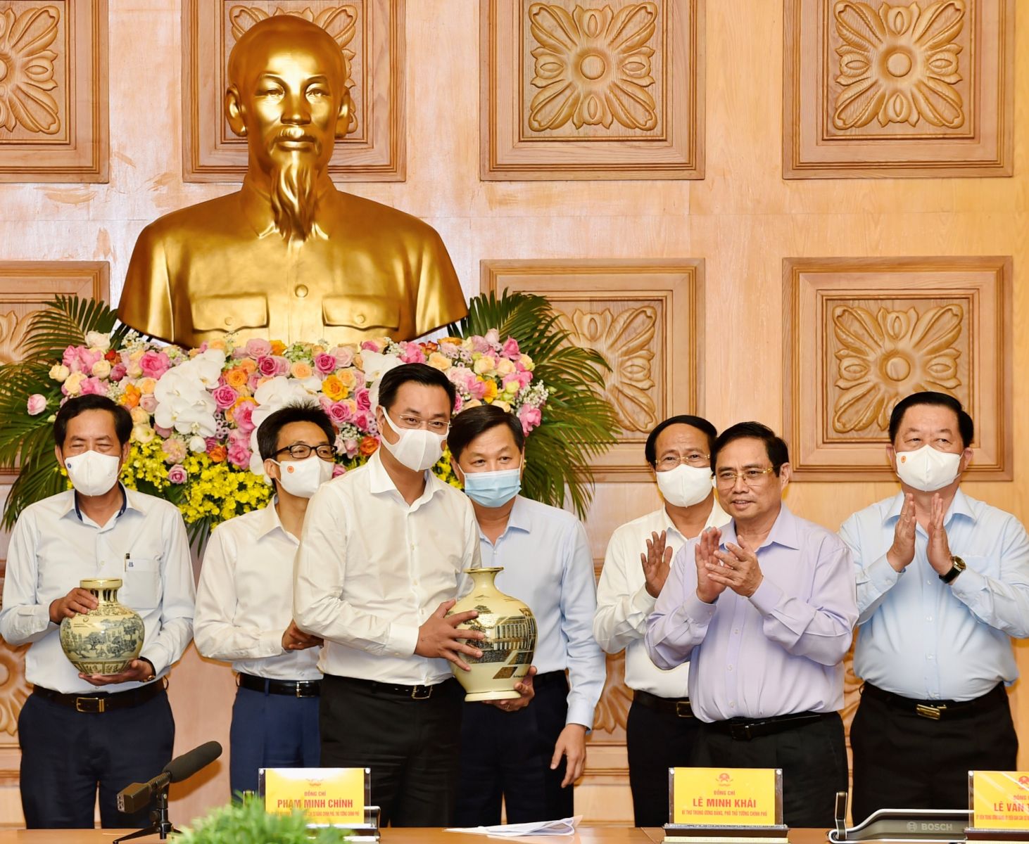 Thủ tướng Phạm Minh Chính trao quà tặng các cơ quan báo chí tại cuộc gặp mặt