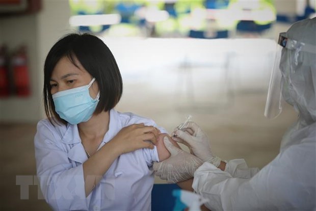 Tiêm vaccine phòng COVID-19 cho công nhân trong khu công nghiệp Đình Trám, Bắc Giang.