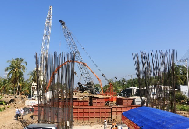 Nhà thầu thi công trên công trường dự án đầu tư xây dựng cầu Mỹ Thuận 2, thành phố Vĩnh Long, tỉnh Vĩnh Long