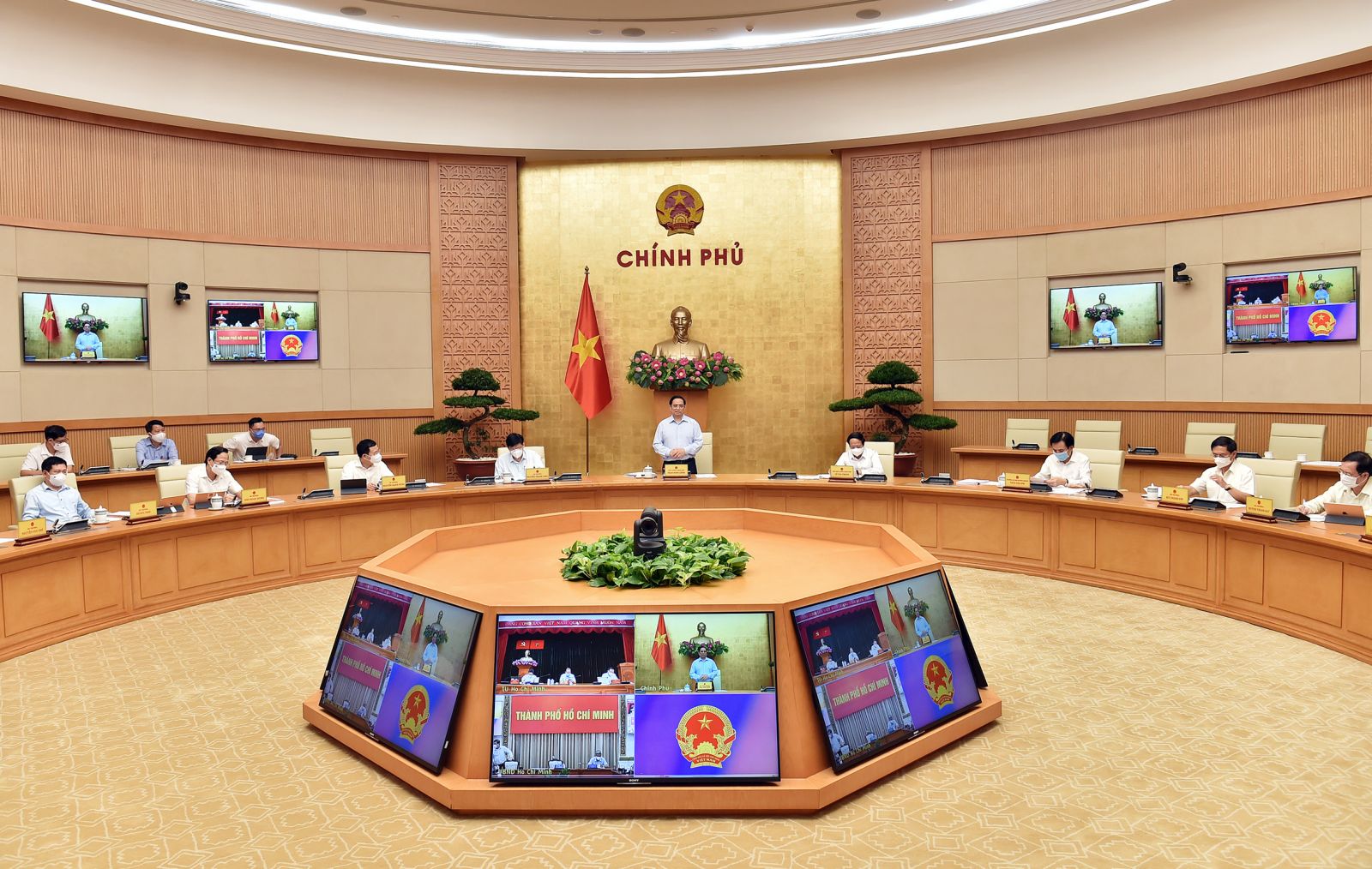 Thủ tướng Phạm Minh Chính: Việc thực hiện Chỉ thị 16 với TPHCM là một quyết định rất khó khăn nhưng cần thiết và phù hợp trong lúc này, đã được cân nhắc kỹ lưỡng, trao đi đổi lại nhiều lần