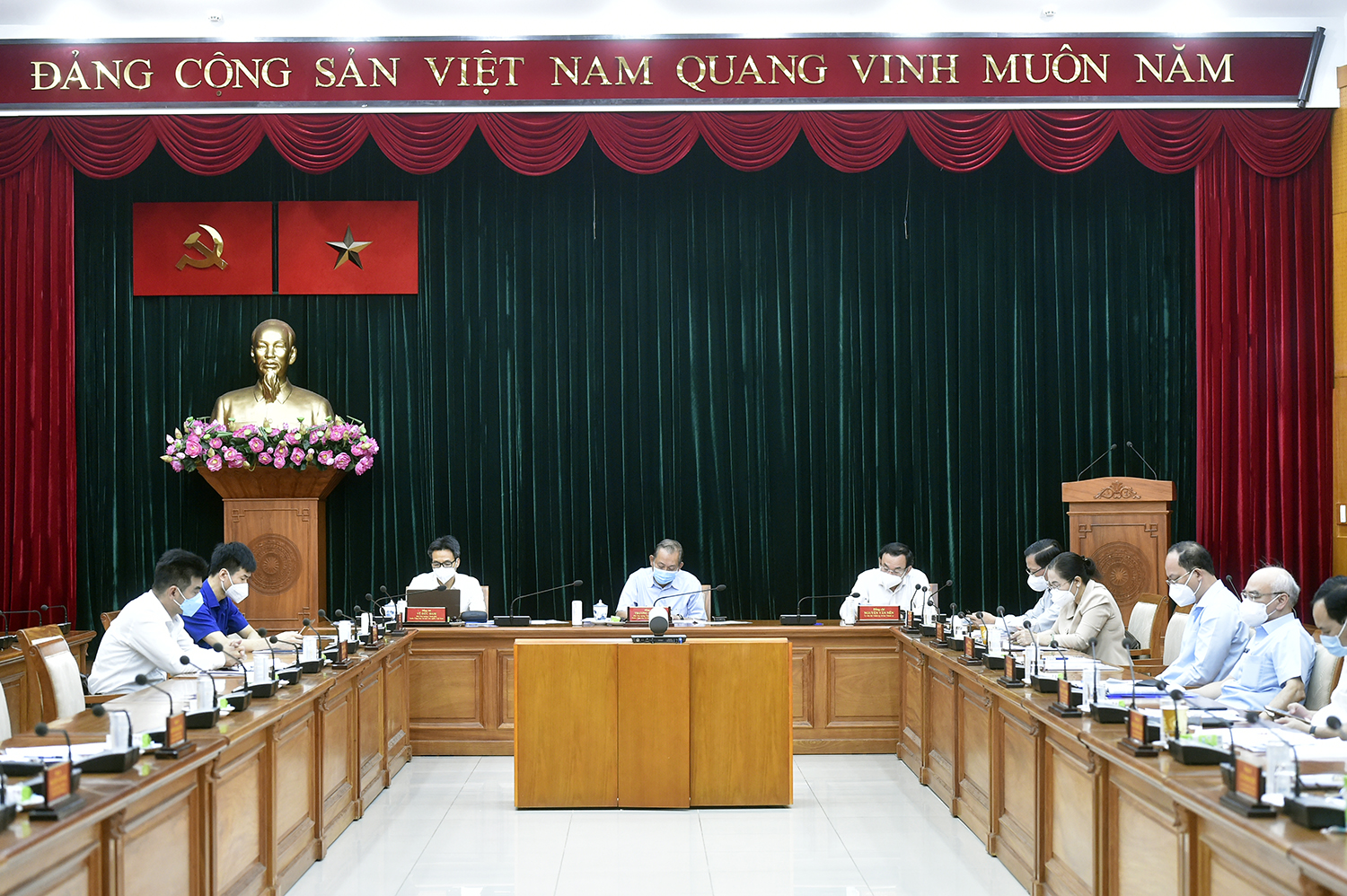 Phó Thủ tướng Thường trực Trương Hòa Bình, Phó Thủ tướng Vũ Đức Đam, Bí thư Thành ủy TP.HCM Nguyễn Văn Nên dự họp tại đầu cầu TP.HCM