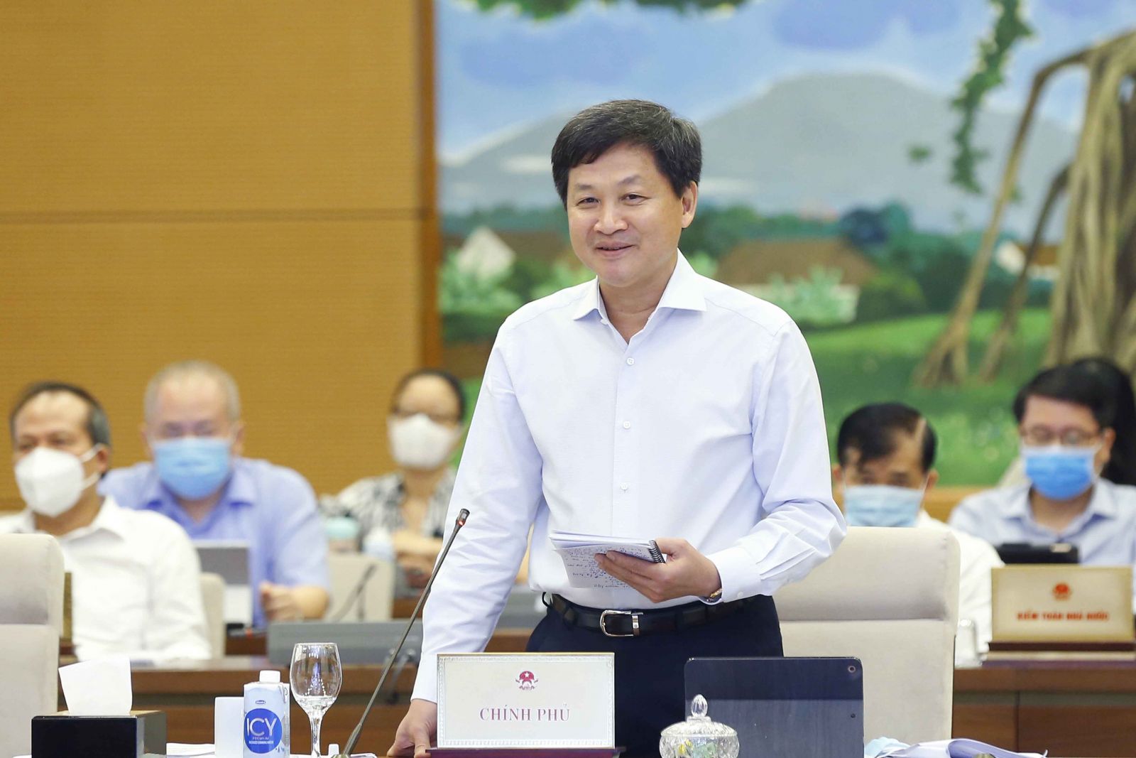 Phó Thủ tướng Chính phủ Lê Minh Khái phát biểu tại phiên họp