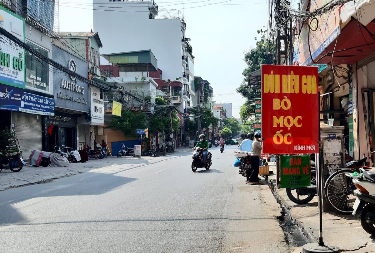 Đường phố vắng vẻ khi giãn cách xã hội tại Hà Nội