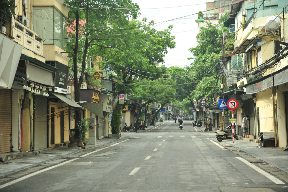 Đường phố vắng vẻ khi giãn cách xã hội tại Hà Nội
