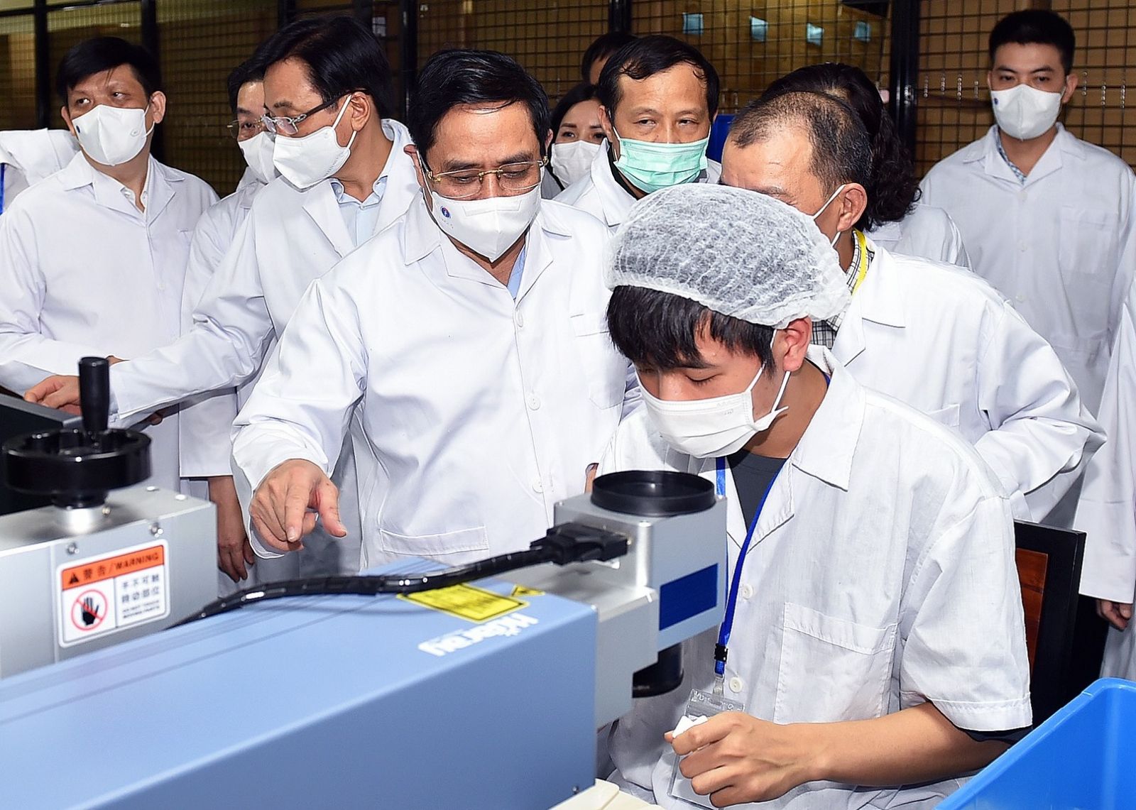 Thủ tướng Phạm Minh Chính thăm một cơ sở sản xuất thiết bị, vật tư y tế phòng chống dịch