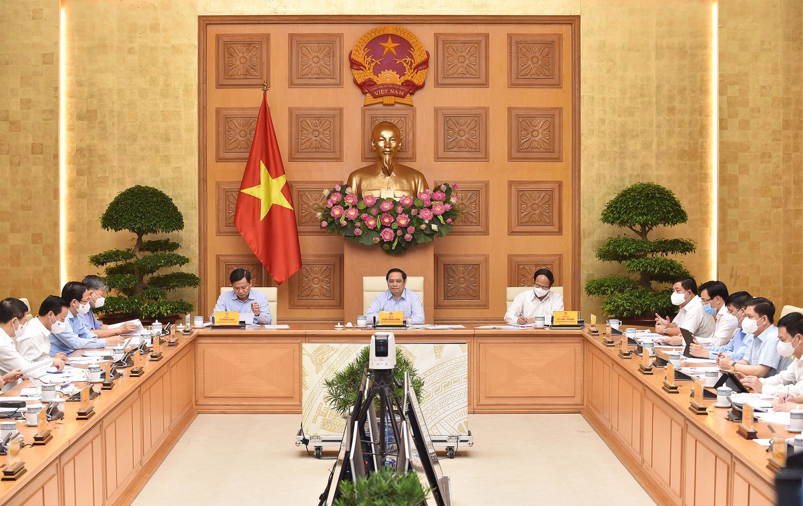 Thủ tướng Phạm Minh Chính chủ trì Hội nghị trực tuyến toàn quốc của Chính phủ để lắng nghe, chia sẻ, hỗ trợ, tháo gỡ khó khăn, thúc đẩy sản xuất kinh doanh cho doanh nghiệp trong bối cảnh đại dịch COVID-19