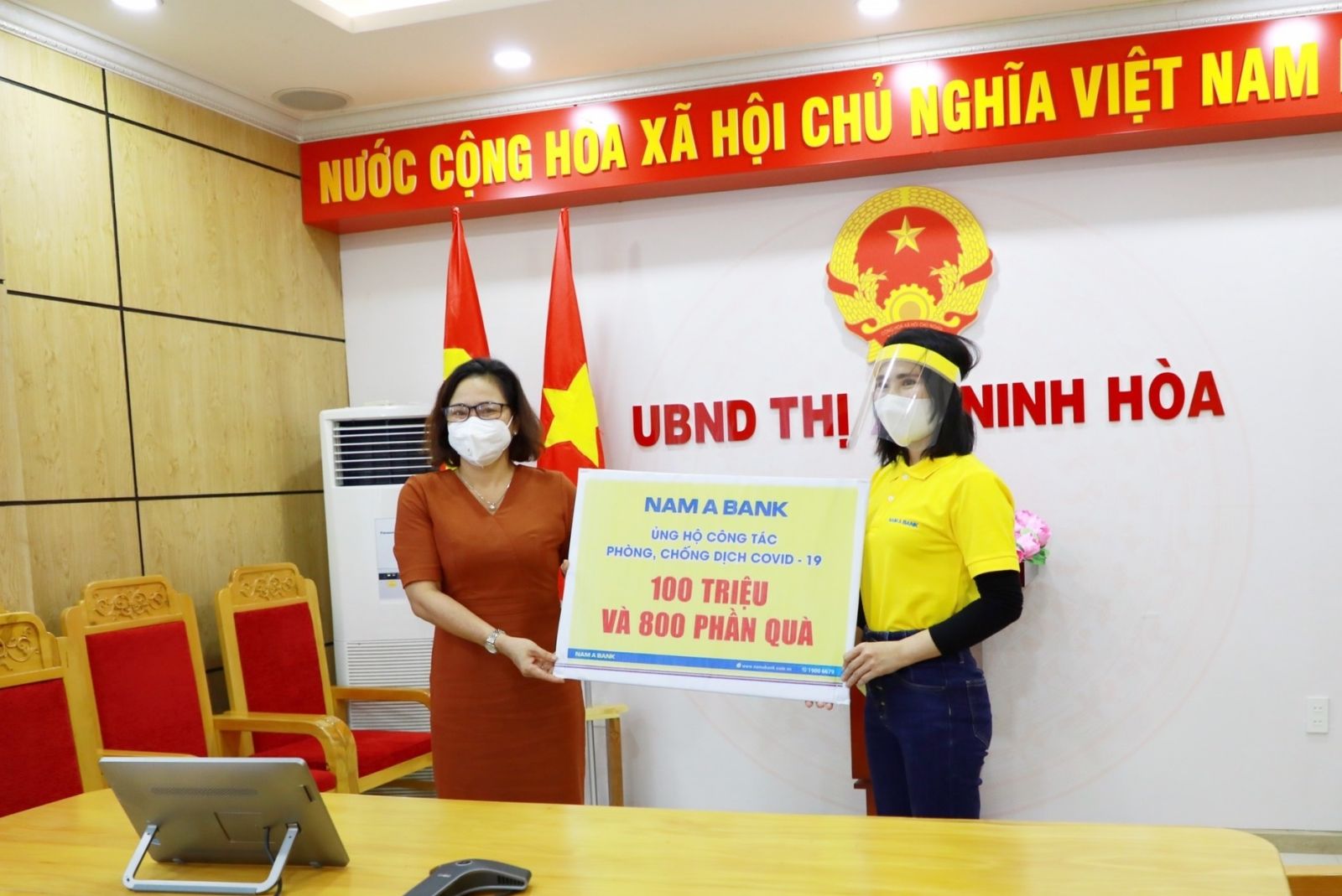 Bà Nguyễn Thị Thanh Đào - Giám đốc Nam A Bank Khu vực miền Trung & Tây Nguyên trao quà cho lãnh đạo UBND thị xã Ninh Hòa