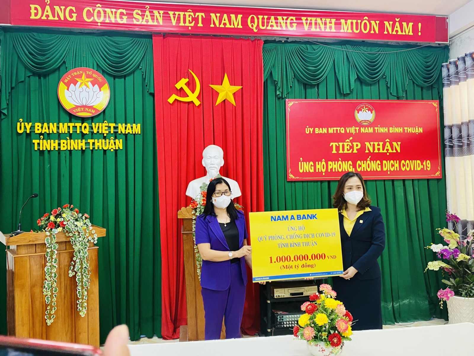 Đại diện Ủy Ban MTTQ Việt Nam tiếp nhận 1 tỷ đồng ủng hộ từ bà Tân Thị Lệ Huyền - Giám đốc Nam A Bank Bình Thuận