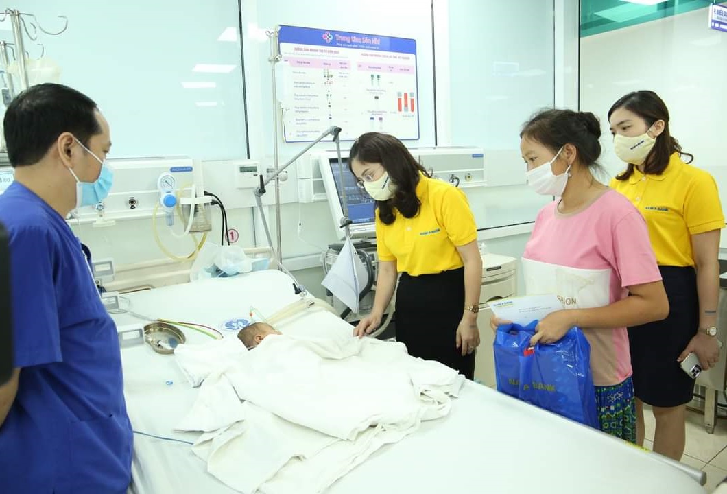 Nam A Bank tặng quà cho các em nhỏ đang điều trị tại Bệnh viện Nhi Phú Thọ