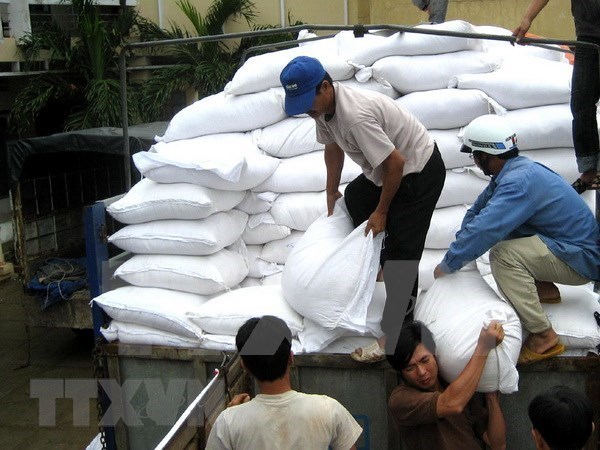 Vận chuyển gạo cứu trợ cho người dân