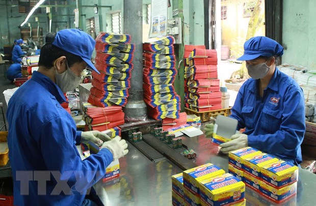 Đóng gói sản phẩm pin R20 tại Công ty Cổ phần Pin Hà Nội - Tập đoàn Hóa chất Việt Nam