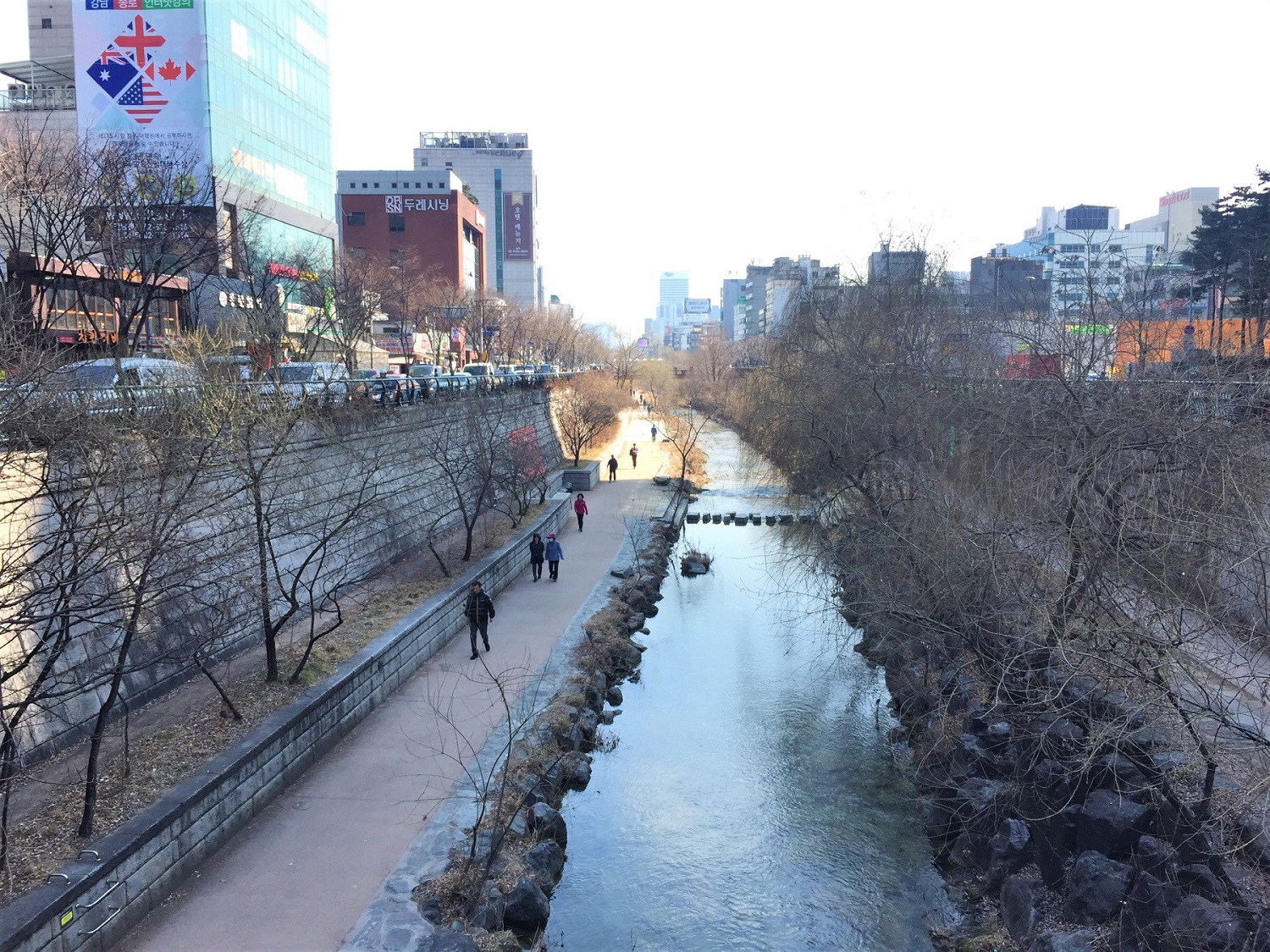 Dòng suối Cheonggyecheon được cải tạo, trở thành địa điểm dạo bộ, thư giãn lý tưởng của người dân Seoul và du khách. 