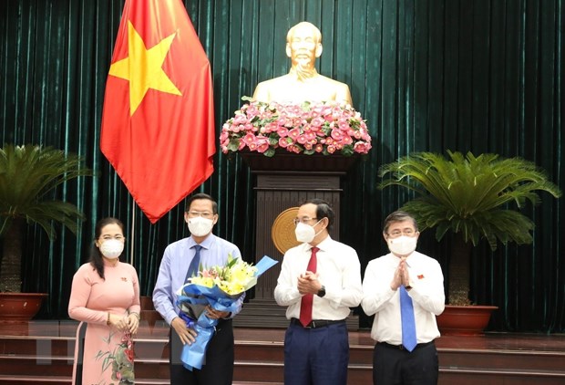 Ông Phan Văn Mãi nhận hoa chúc mừng của các lãnh đạo Thành phố Hồ Chí Minh