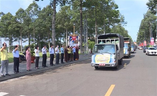 26 xe tải chở 176 tấn lương thực, thực phẩm thiết yếu người dân Bình Phước ủng hộ lên đường hỗ trợ người dân Thành phố Hồ Chí Minh sáng 22/8