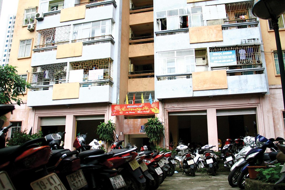 Một chung cư cũ ở Thanh Xuân, Hà Nội không có khu vực để xe riêng, cư dân phải để xe tràn ra hành lang và sân chơi