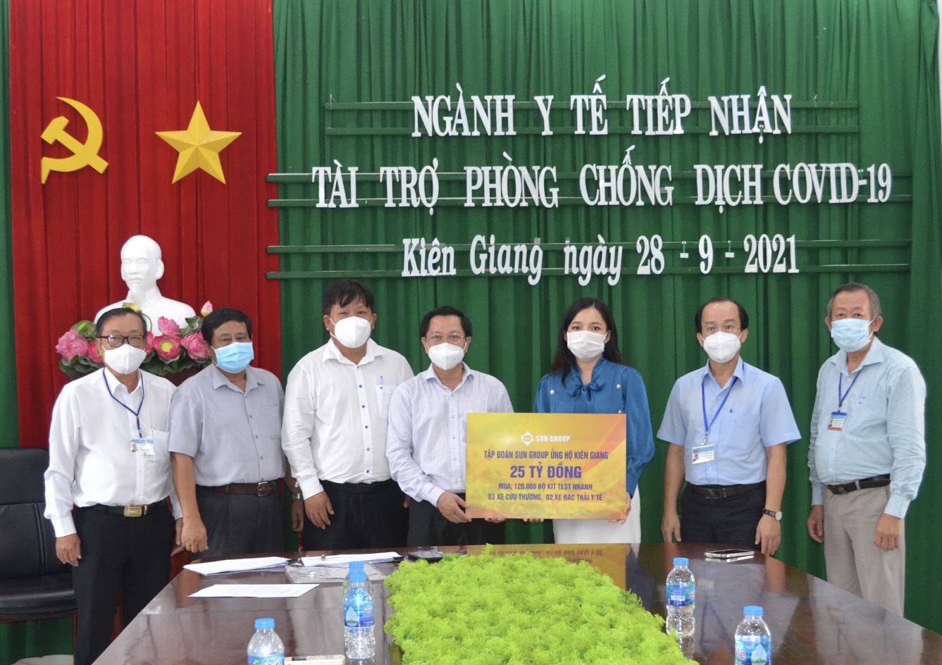 Đại diện Tập đoàn Sun Group (áo xanh) trao bảng tượng trưng hỗ trợ lãnh đạo Sở Y tế Kiên Giang