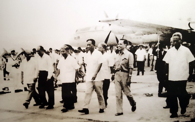 Bí thư thứ Nhất Lê Duẩn (thứ 4, hàng đầu tiên, từ trái sang) cùng các đồng chí lãnh đạo Đảng, Nhà nước thăm Sài Gòn - Gia Định sau ngày toàn thắng, tháng 5/1975.