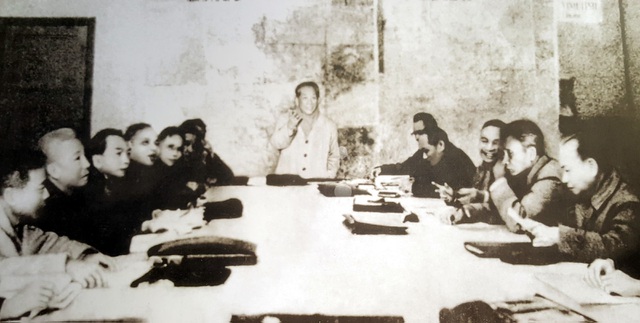 Bí thư thứ Nhất Lê Duẩn (đứng) chủ trì cuộc họp mở rộng của Bộ Chính trị (đợt 2), từ ngày 18/12/1974 đến ngày 7/1/1975 tại thủ đô Hà Nội, quyết định mở cuộc tổng tấn công và nổi dậy mùa xuân năm 1975.