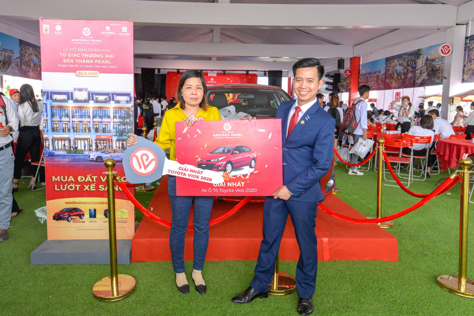Ông Trương Ngọc Linh – Giám đốc Khối Kinh doanh BĐS Dân dụng trao xe ô tô Toyota Vios 2020 đến chị Phượng