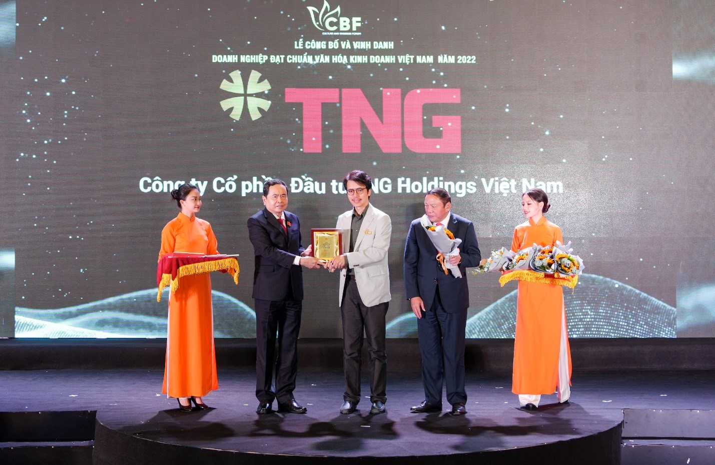 TNG Holdings Vietnam, văn hóa doanh nghiệp, vinh danh doanh nghiệp, doanh nghiệp đạt chuẩn văn hóa kinh doanh 2022