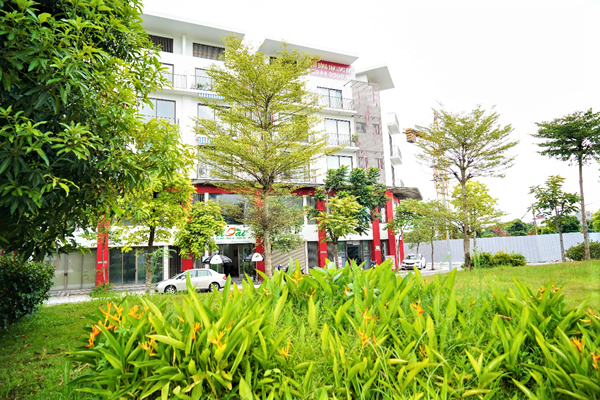 Hiện nay, các tiện ích trong quần thể đô thị Khai Sơn City cũng đã hoàn thiện và đi vào hoạt động như công viên cây xanh và đài phun nước, các quán café, nhà hàng, cửa hàng tiện lợi tại các shophouse những khối thấp tầng. (ảnh Khai Sơn City)