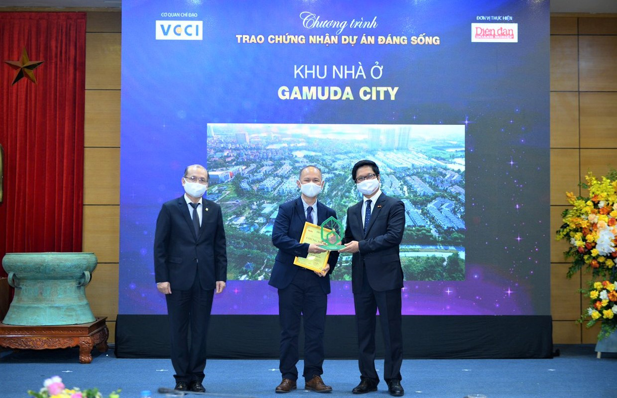 Ông Dennis Ng Teck Yow – Tổng Giám Đốc Gamuda Land Việt Nam nhận giải thưởng    Dự án đáng sống 2021