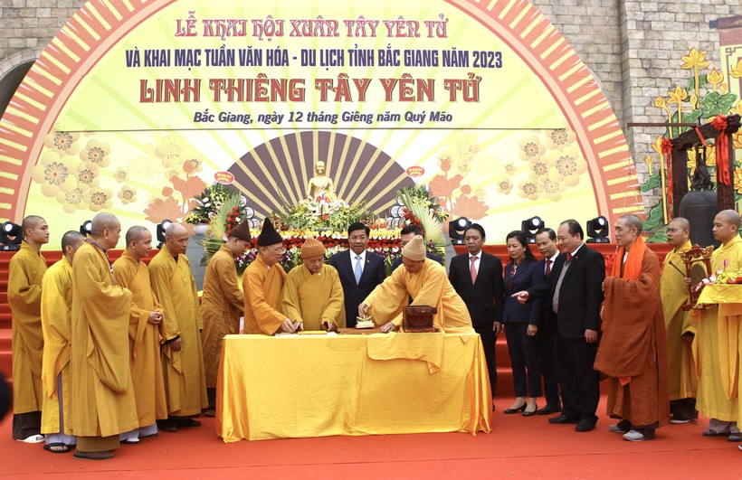 Các đại biểu tại lễ khai hội Xuân Tây Yên Tử và khai mạc Tuần Văn hóa - Du lịch tỉnh Bắc Giang năm 2023.