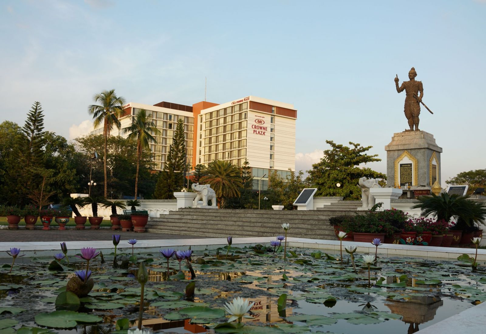 Khách sạn 5 sao Crowne Plaza Vientiane đẳng cấp và hiện đại.