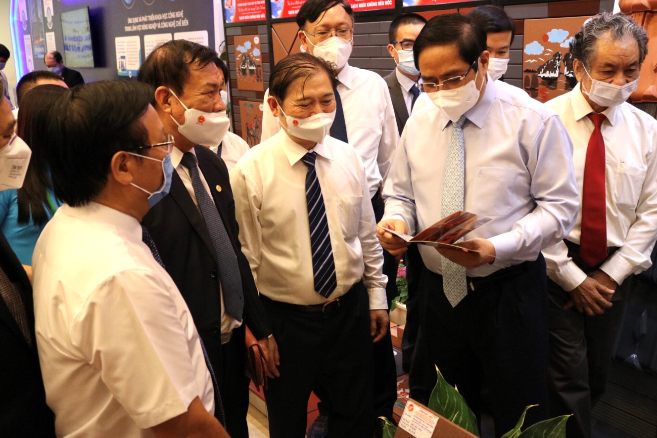 Thủ tướng Chính phủ Phạm Minh Chính tham quan các sản phẩm trưng bày tại gian hàng Gốm Đất Việt.