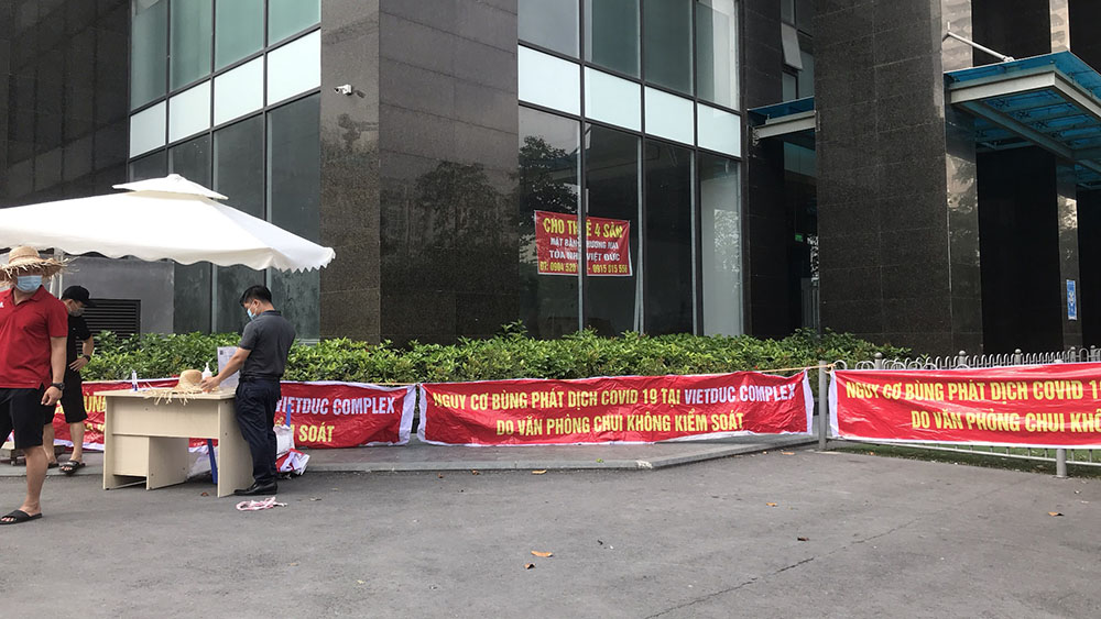Nhiều ngày nay, cư dân tòa nhà Việt Đức Complex liên tục căng băng rôn, khẩu ngữ phản đối chủ đầu tư cho thuê căn hộ làm văn phòng.